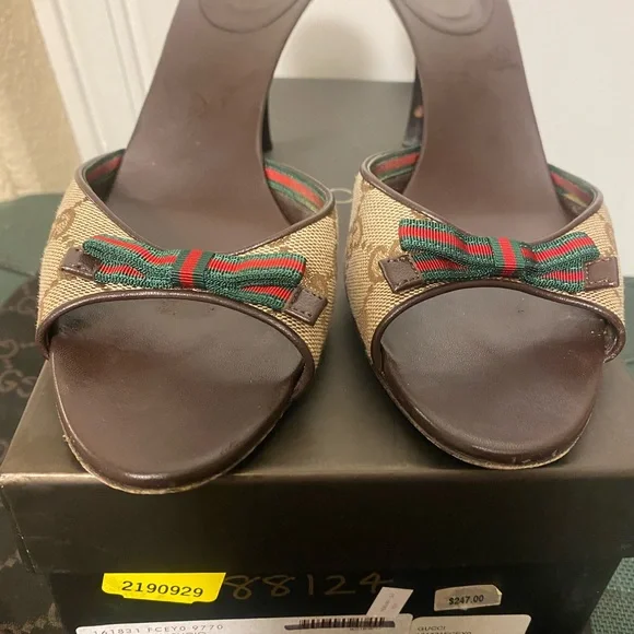 Gucci Women's Brown Heels with Red and Green Bow - Picture 2 of 10